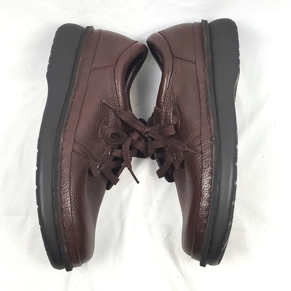 Propet Villager Oxford Walking Shoe in Brown Pebbled Leather - Picture 4 of 8
